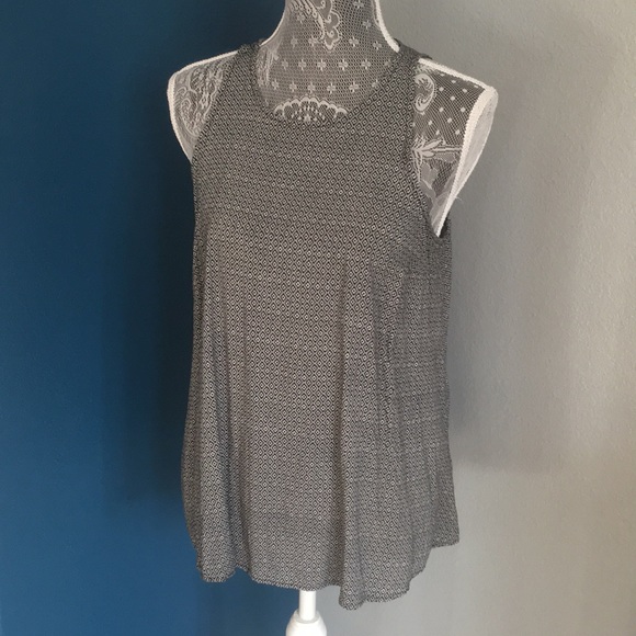 Old Navy Tops - Old Navy Lg Top in B&W w/ diamond print.